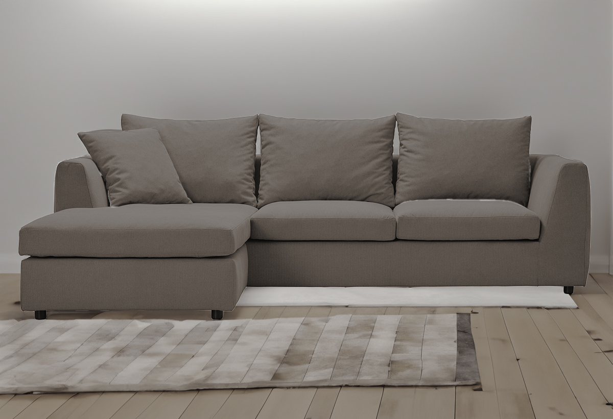 Απεικονίζεται ο γκρι καναπές τοποθετημένος σε σαλόνι ενώ μπροστά υπάρχει μία μοκέτα.